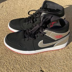 Mid Jordan 1’s